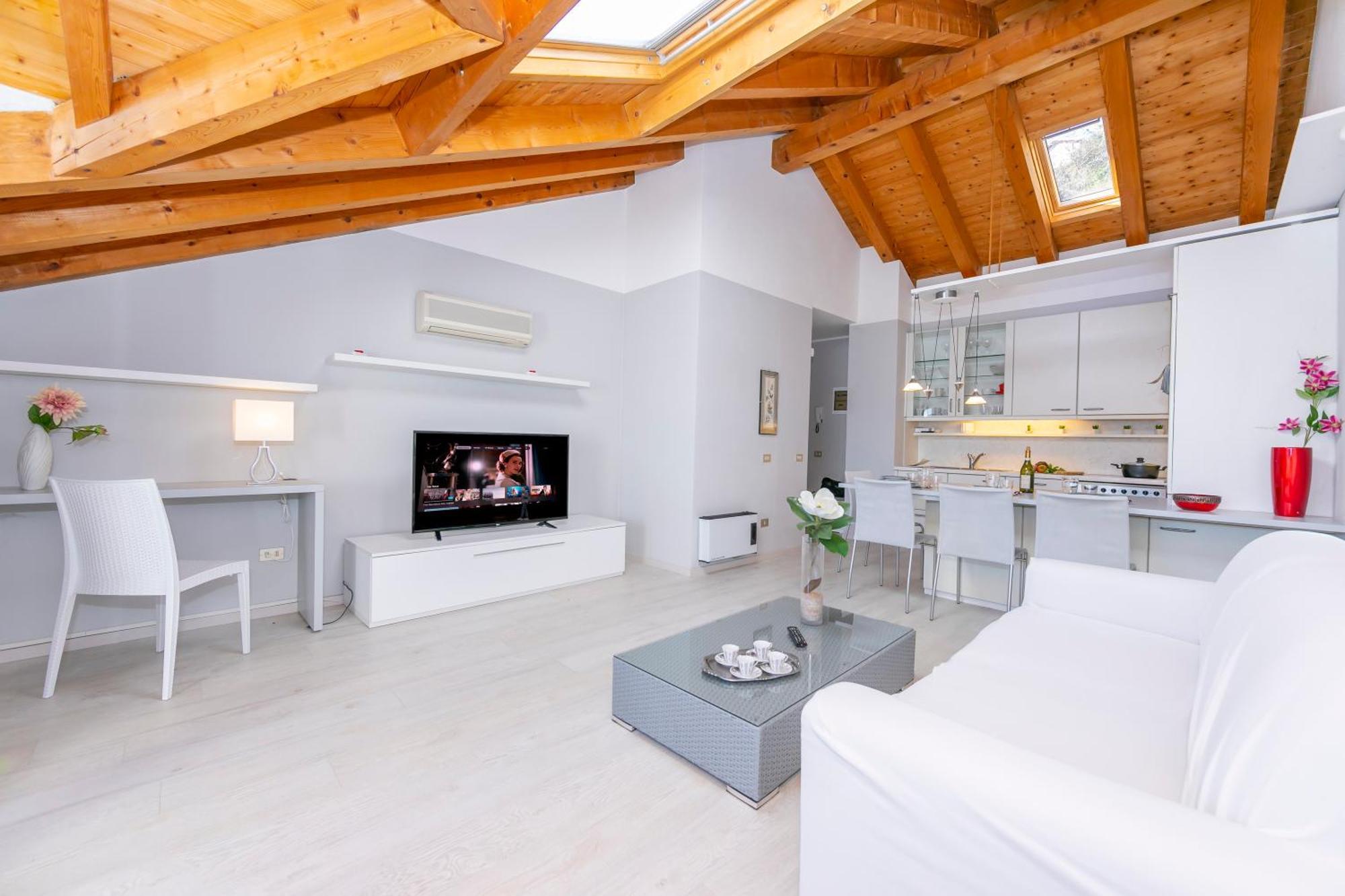 Blu Lake Apartment On Ghiffa Beach - Happy Rentals Екстериор снимка